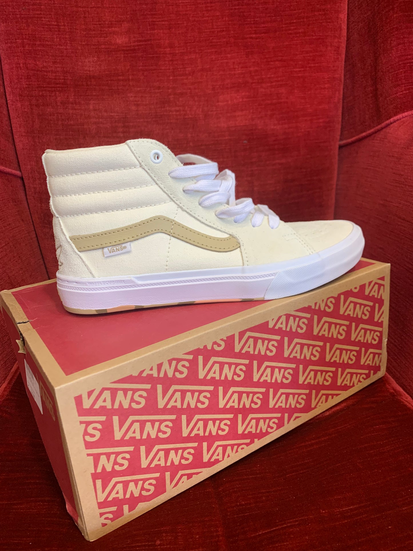 Vans - Bmx Sk8-Hi alte bianco panna con fiore di loto sul tallone